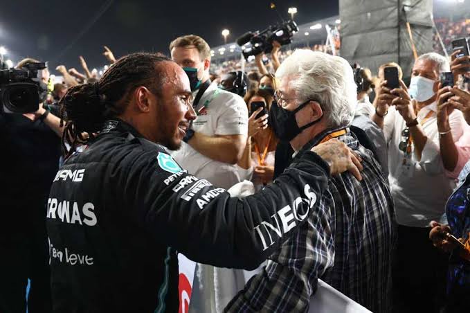 Hamilton, Verstappen'in yanına gitti, elini sıktı ve onu tebrik etti. Bunu izleyen George Lucas, Hobson'a doğru eğildi ve şöyle dedi: “Kahramanlar şampiyonlardan daha büyüktür. Lewis az önce kahraman statüsü kazandı.” (Vanity Fair)