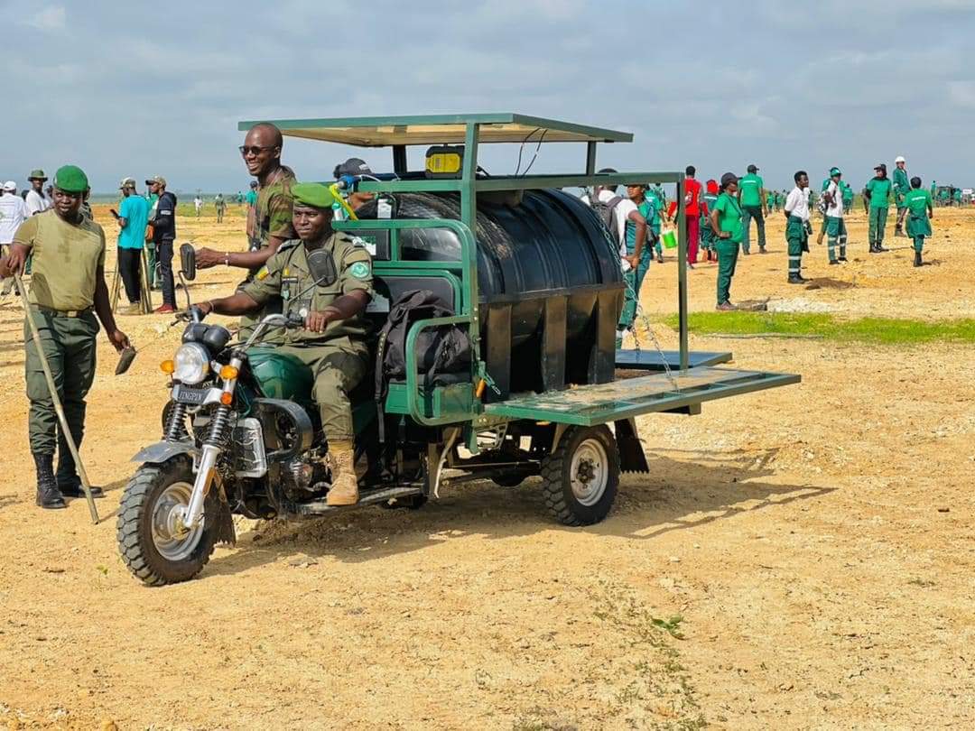 asergmv's tweet image. 🌳🌳 39ème Journée nationale de l’arbre au #Senegal
Organisée par @asergmv et la Direction des Eaux et Forêts aux côtés du @medd_gouv_sn, avec la participation massive des jeunes du programme Xeyu ndaw Ñi, de la population et des Institutions 
@FAOSenegal @Jve_Senegal #pse_vert
