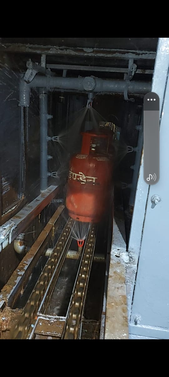 ioclupso2's tweet photo. New Idea at Incubation Centre of IOC's UPSO2 by Hemant Singh, AM(P) Loni BP with modified Cylinder Washing Units mentor S Gupta DGM &amp; KK Mishra GM (LPG) by 360-degree wash, at Low power using 1 pump instead 3 by100% recycled water from ETP 
@ChairmanIOCL @DirMktg_iocl @raj_dube https://t.co/XBSzylFGpR