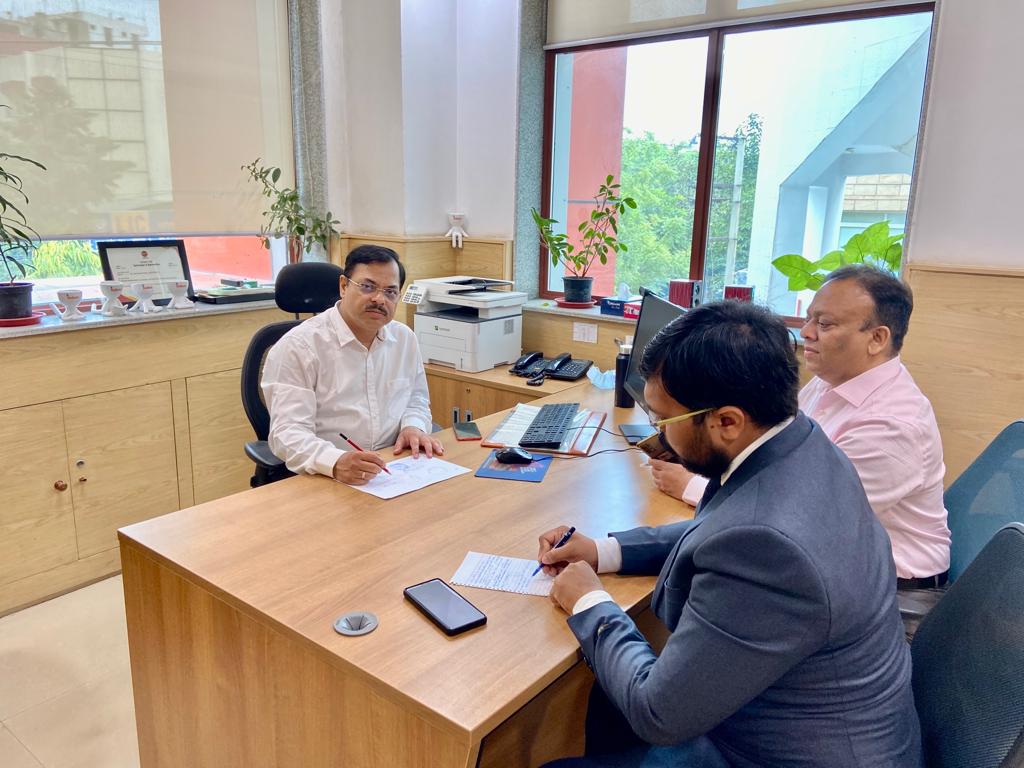 ioclupso2's tweet photo. New Idea at Incubation Centre of IOC's UPSO2 by Hemant Singh, AM(P) Loni BP with modified Cylinder Washing Units mentor S Gupta DGM &amp; KK Mishra GM (LPG) by 360-degree wash, at Low power using 1 pump instead 3 by100% recycled water from ETP 
@ChairmanIOCL @DirMktg_iocl @raj_dube https://t.co/XBSzylFGpR