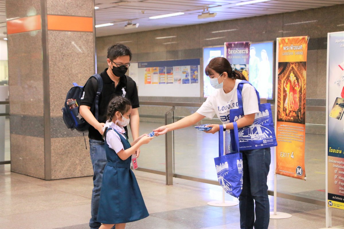 BEM_MRT's tweet photo. เริ่มแล้ว BEM แจกสเปรย์แอลกอฮอล์ฟรี 1,000,000 ชิ้น วันแรกบรรยากาศเป็นไปอย่างคึกคัก 😄

🚝 หากผู้โดยสารที่ยังไม่ได้รับสามารถดูตารางแจกเดือนสิงหาคมได้ที่ 
Twitter : MRT Bangkok Metro
FB : MRT Bangkok Metro 
ช้าหมดอดน้าาา

#BEM #รถไฟฟ้าMRT #ทางด่วน #แจกฟรี #แอลกอฮอล์ #BeSafeBeHappy https://t.co/ZWRdPIfwhc