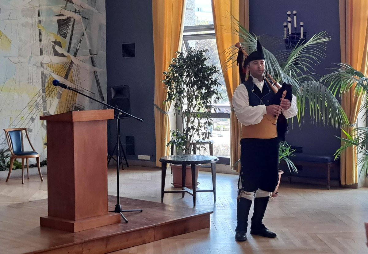 🥁La conseyera Berta Piñán asiste en #Lorient a la recepción de honor del LI @FESTIVALLORIENT con alcaldes y alcaldesas de la #ComarcaDeLaSidra. 
El gaitero sierense Fernando Vázquez, ganador del #TrofeoMacCrimmon, ha interpretado el 𝒜𝓈𝓉𝓊𝓇𝒾𝒶𝓈 𝓅𝒶𝓉𝓇𝒾𝒶 𝓆𝓊𝑒𝓇𝒾𝒹𝒶