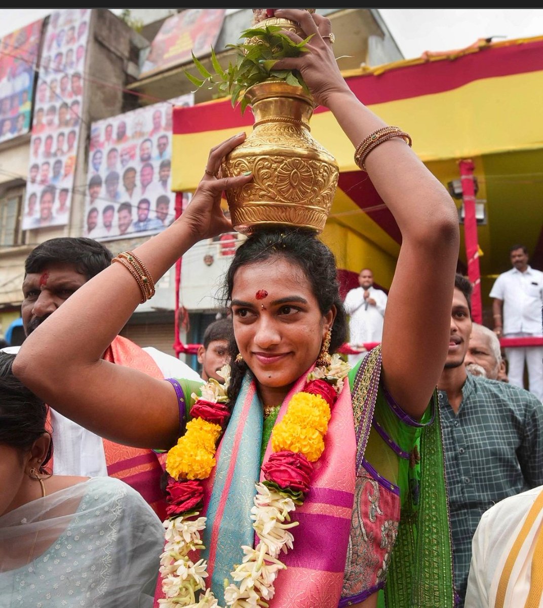 ये सब पूजा पाठ करने की जगह बैडमिंटन कोर्ट पर थोड़ा मेहनत कर लेती तो देश के लिए मेडल आ जाता!!

युवाओं को पूजा पाठ फिर विश्वास नहीं करना चाहिए, ये सब तो रूढ़ीवादी लोग करते हैं!!

#PVSindhu #champion