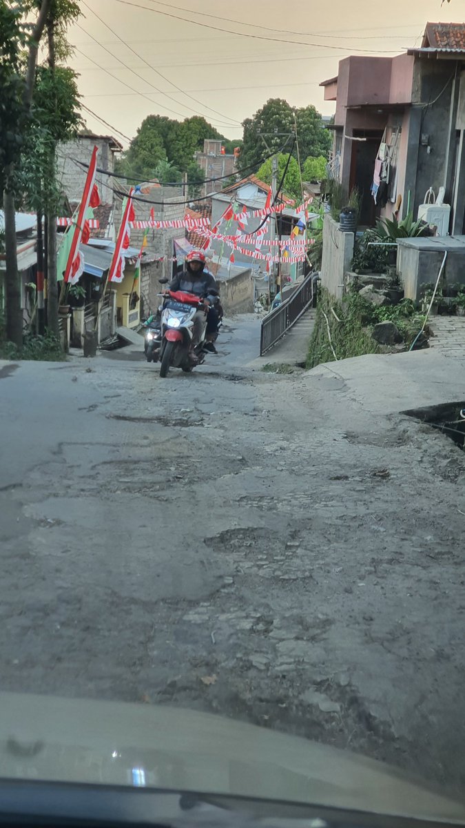 MrT_pvj's tweet photo. Mirisssss 😫 nya tiap lewat jalan Kinderdorf Peneropong Bintang menuju Cijengkol. 80% dilalui oleh pengendara motor keluarga penduduk setempat, sangat berbahaya apalagi saat hujan. @infobdgbarat1 @KabBandungBarat @PemkabBandungBa Mohon perhatiannya 🙏🏼 Hatur nuhun https://t.co/A7CGYhwCFM