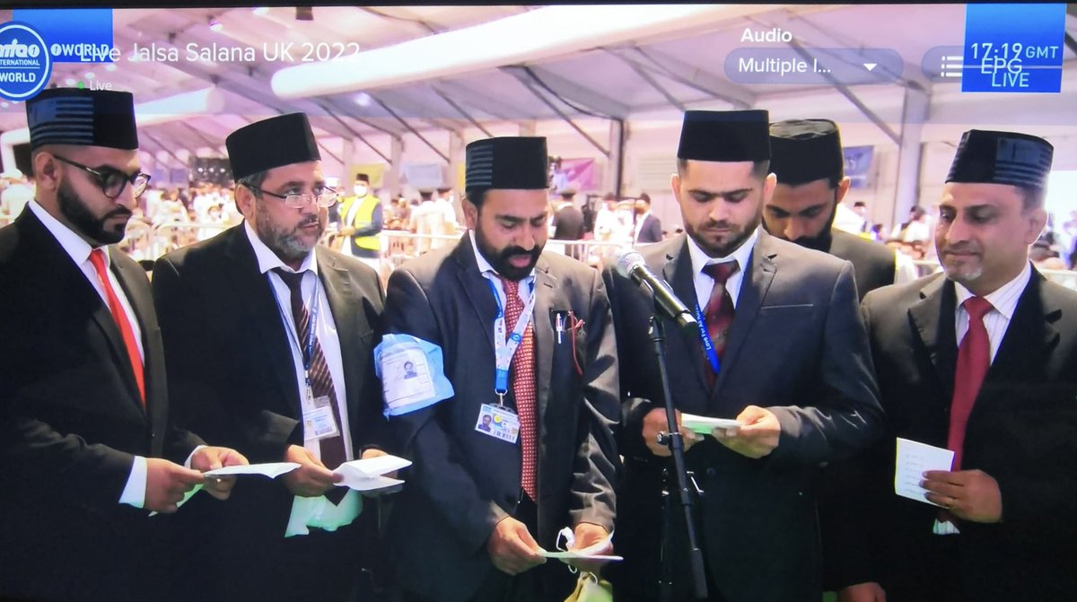FTahir__'s tweet photo. Fadil Khan watching his baba recite tarana infront of Beloved Huzoor (aba). @JalsaConnect @JalsaUK https://t.co/im6F7JLl68