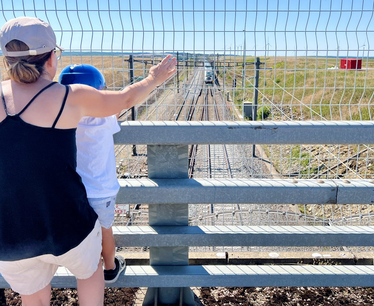 PtitElias's tweet photo. 20’ sur le pont, 4 TGV, et 3 « tut tut » (merci les mécanos, au top 😍) : une bonne après midi qui commence pour le nain qui adore cette activité !
Un peu l’impression de revenir quelques années en arrière me concernant 🤫😇 https://t.co/d99IYu9d0c