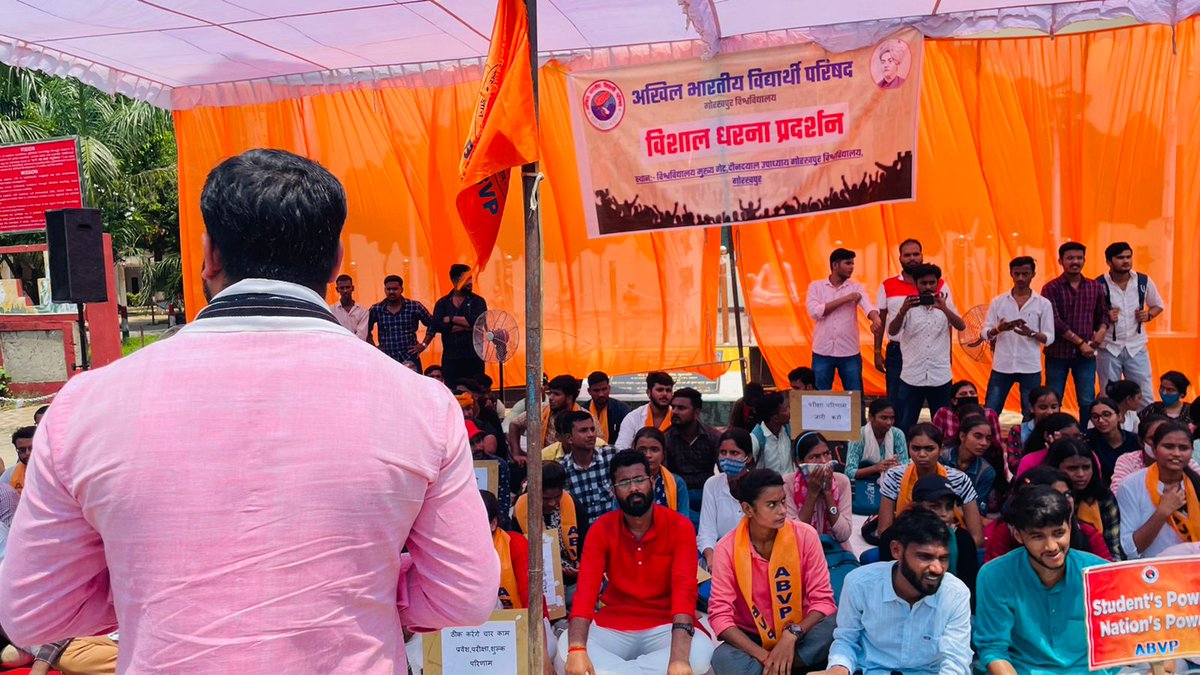 Abvpddugu's tweet photo. #एकदिवसीय_विशाल_धरना
#ABVPDdugu

अखिल भारतीय विद्यार्थी परिषद दीनदयाल उपाध्याय गोरखपुर विश्वविद्यालय इकाई द्वारा आज फीस वृद्धि और  परीक्षा परिणाम में हो रहें विलंब के दुरूस्तीकरण के लिए विश्वविद्यालय के मुख्य गेट पर एकदिवसीय धरना दिया गया।। 
@ianandgaurav @abvpgoraksh1 https://t.co/varxA9zTXc