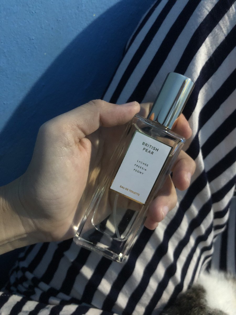 Hyvaaaaaaa18's tweet photo. @checkoutshopi_ Produk misiso, harga under 100 30ml. Wangi kalem bangetttt💞, tahan seharian. https://t.co/xrAsJRzkv6