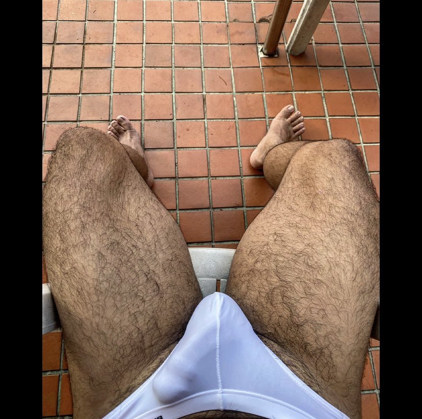 想著自己上岸的時候透到龜頭紋路一清二楚被大家看光光，
就不小心硬了起來….

#游泳 #前港 #粗腿 #多毛 #大