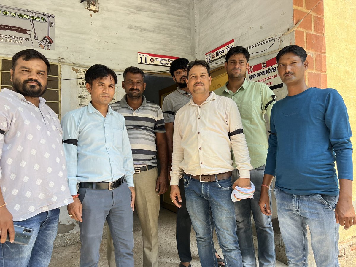 #Aug_8_Black_Day 
बिजली वालो की भी सुनो सरकार।
इतना भी अब ना करो अत्याचार।।
<a href="/ashokgehlot51/">Ashok Gehlot</a> 
<a href="/BSBhatiInc/">Bhanwar Singh Bhati</a> 
<a href="/SachinPilot/">Sachin Pilot</a>
<a href="/GovindDotasra/">Govind Singh Dotasra</a>
<a href="/1stIndiaNews/">First India News</a> 
<a href="/zeerajasthan_/">ZEE Rajasthan</a> 
<a href="/DainikBhaskar/">Dainik Bhaskar</a>
<a href="/PrthveeG/">Prthvee Raj Gurjar</a>