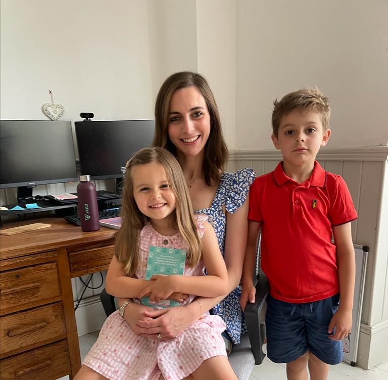 VestdHQ's tweet photo. Hi, I'm Jessica, a Product Manager at #Vestd, and this is Elise and Harrison! 👋 Here's what a typical day looks like for me...👇🧵 (1/7) https://t.co/Ati5geKyiz