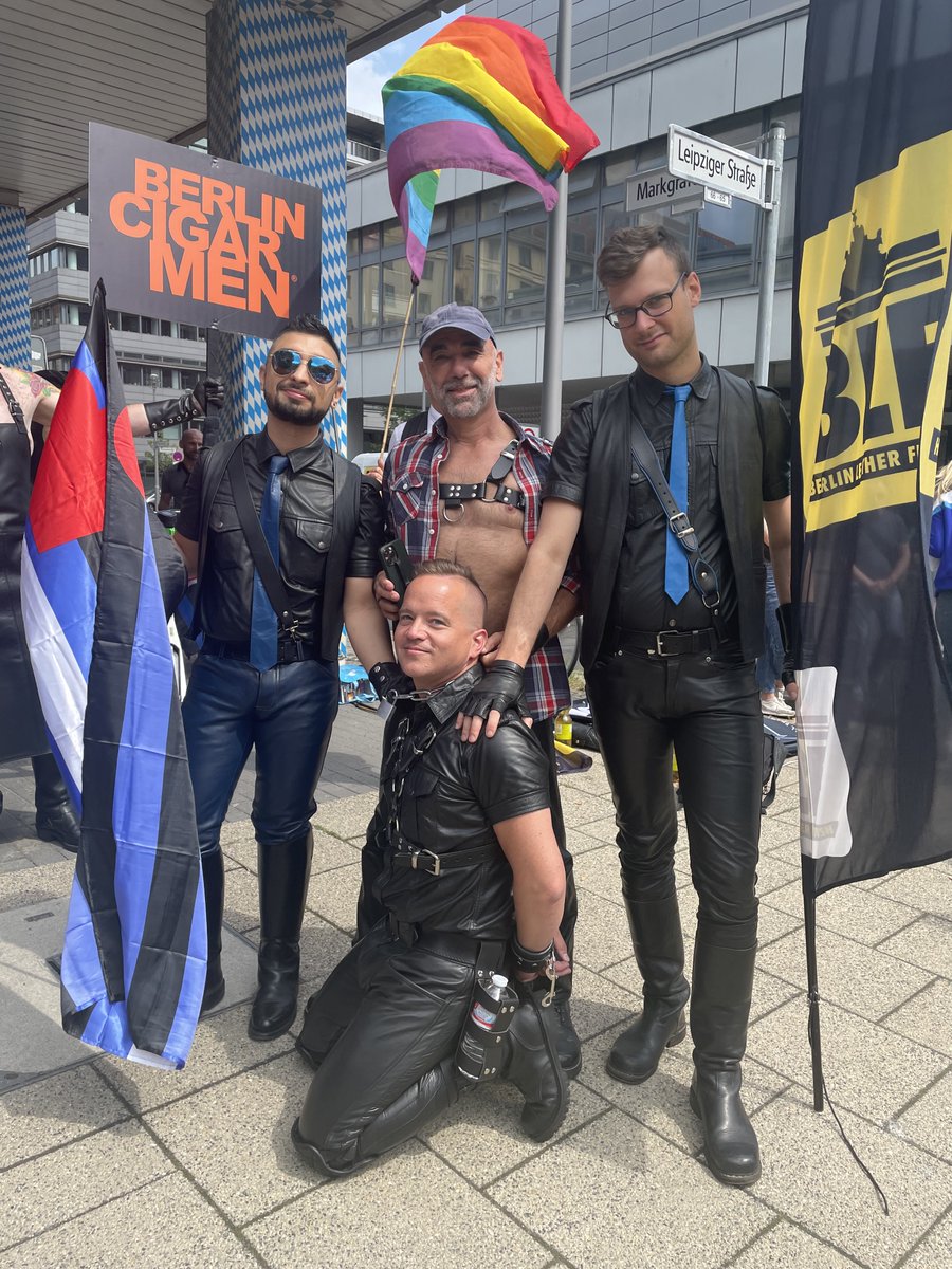 Easter_Berlin's tweet photo. die Ledermänner beim CSD
#berlincigarmen #FSB #FetishSocialBerlin #LSB #LeatherSocialBerlin #BLF #easterberlin #BLUF #berlinfetish #leathermen #rubbermen #skinmen #skin #csd #gaypride #orgullogay #CSDBerlin2022 https://t.co/vb6a9T69Ju