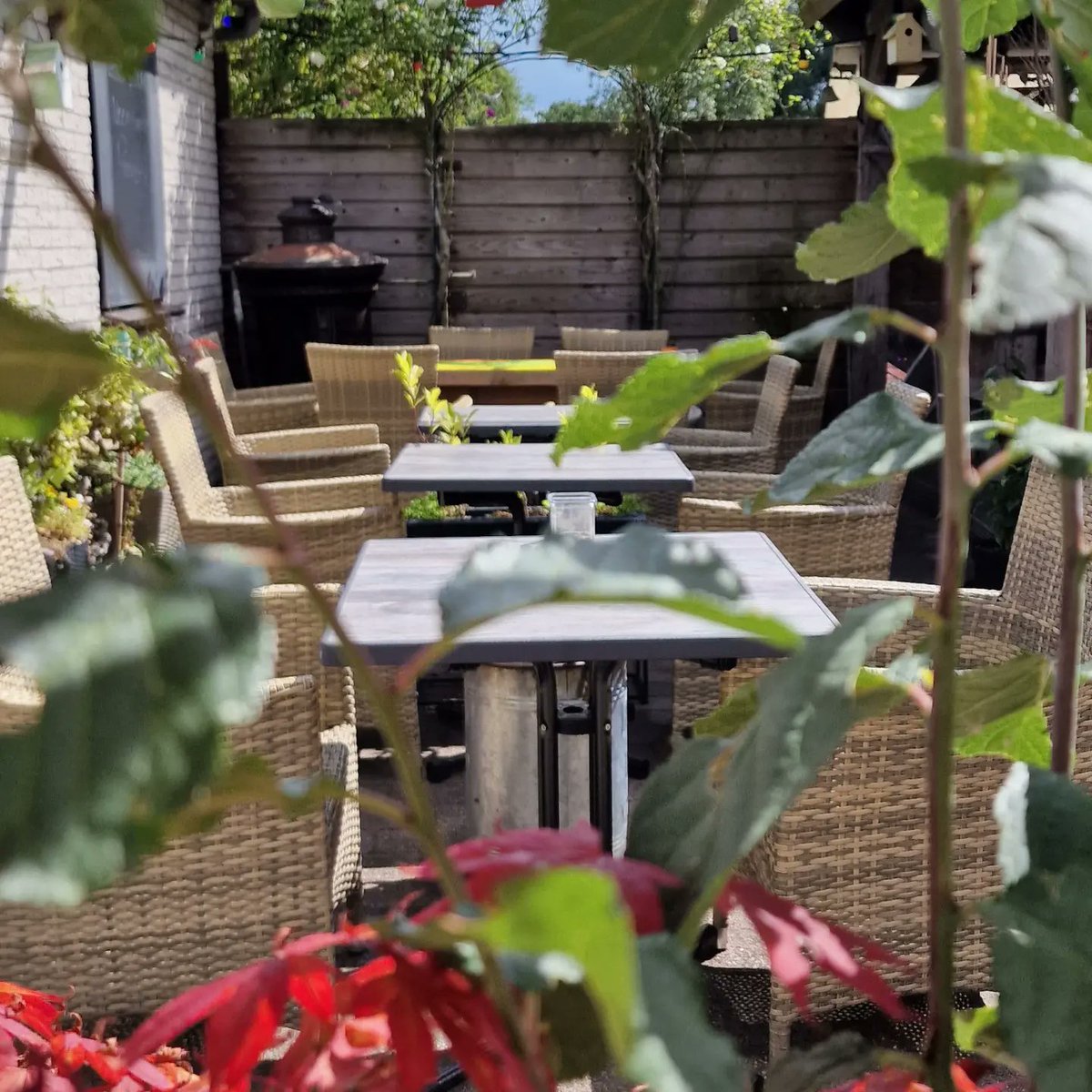 Er komen mooie dagen aan! Heb jij al een tafel gereserveerd op het terras of binnen in ons restaurant? Tot snel! #Waddinxveen #uiteten