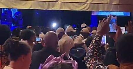 C66299158's tweet photo. #SofitelHôtelIvoire: Le président Laurent Gbagbo a honoré la Diva Aïcha Koné Koné à l'occasion de ses 45 ans de carrière le jour de l'indépendance...C'était plus important que d'être aux côtés ds #falsificateurs, #complexes , des #corrompus, des #asservis https://t.co/nVx5TehT5t