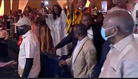 C66299158's tweet photo. #SofitelHôtelIvoire: Le président Laurent Gbagbo a honoré la Diva Aïcha Koné Koné à l'occasion de ses 45 ans de carrière le jour de l'indépendance...C'était plus important que d'être aux côtés ds #falsificateurs, #complexes , des #corrompus, des #asservis https://t.co/nVx5TehT5t