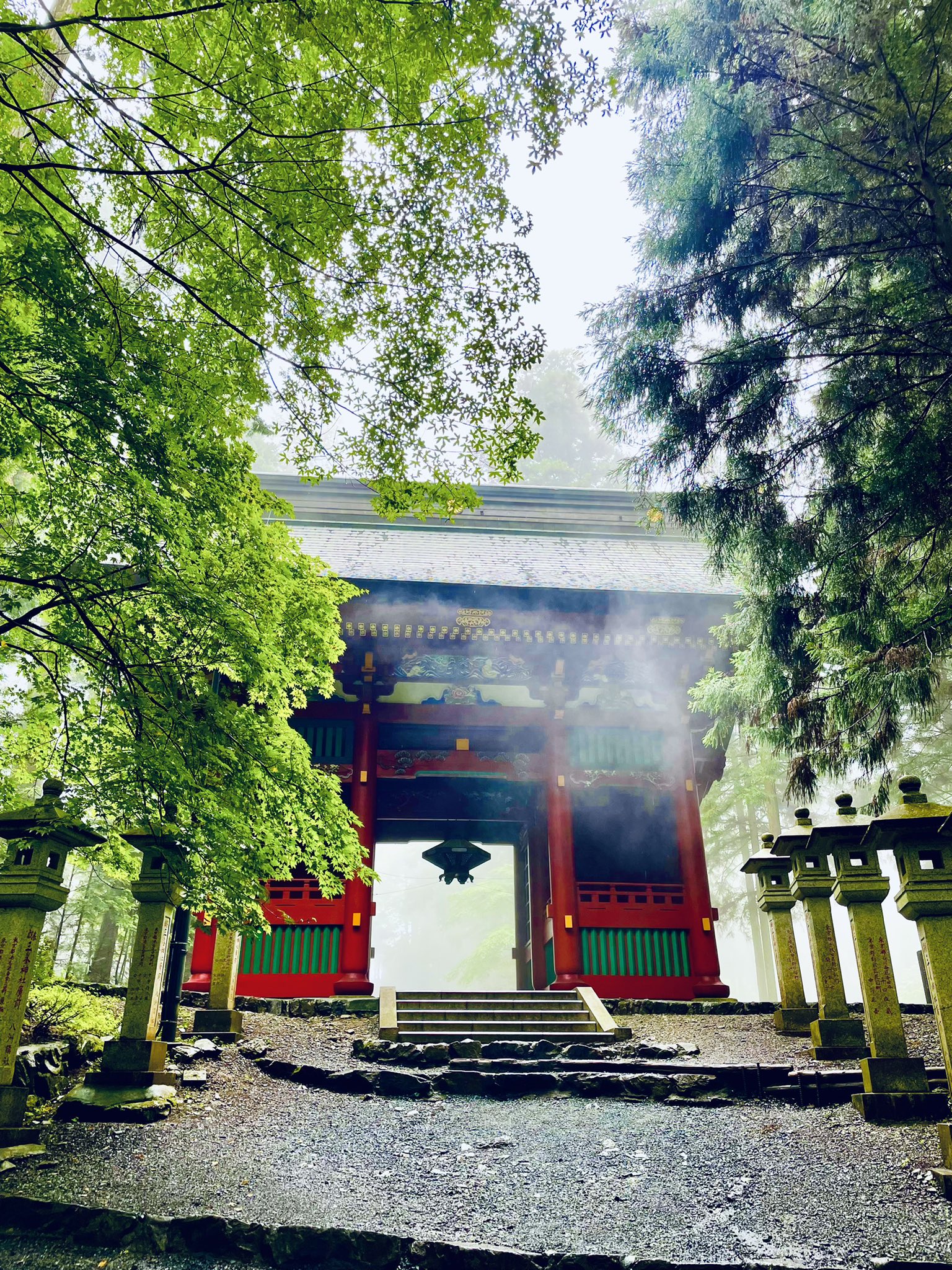ありがとう野球 埼玉への旅 2日目 三峯神社 参拝 いよいよ 随身門 三峯山 と力強く書かれた金色の文字に目が奪われますが 朱色の門の向こうに見える緑と灯籠が続く景色に心も奪われます くぐり抜けると 息を吐くように門から霧が噴き出す光景も幻想的