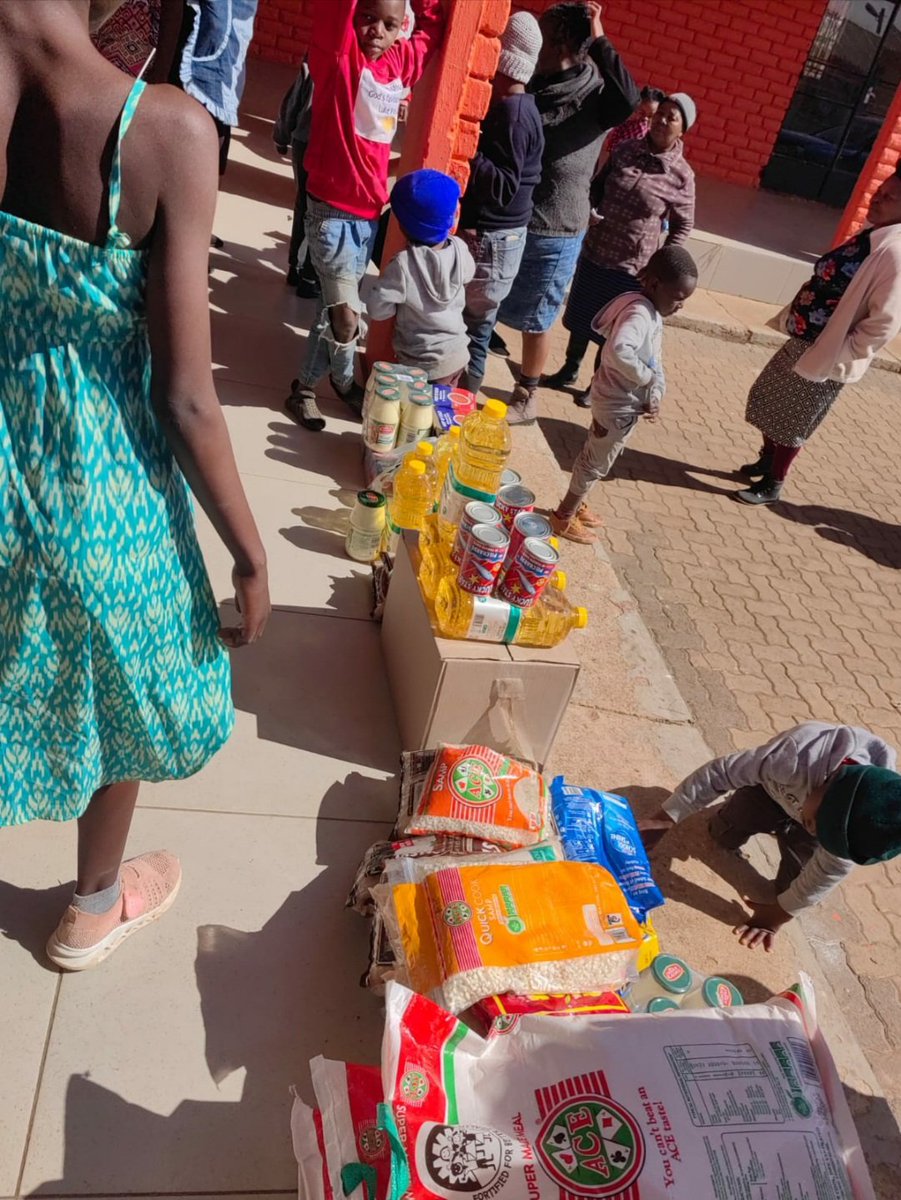 ThembiSiweya's tweet photo. Donation @ Orange farm children Home. we thank you leadership Is the mercy of God to assist child headed family's we are going to other 2 houses of child headed family's to donate ππΌππΌ @DpmeOfficial @PresidencyZA https://t.co/3QYnEJloKM