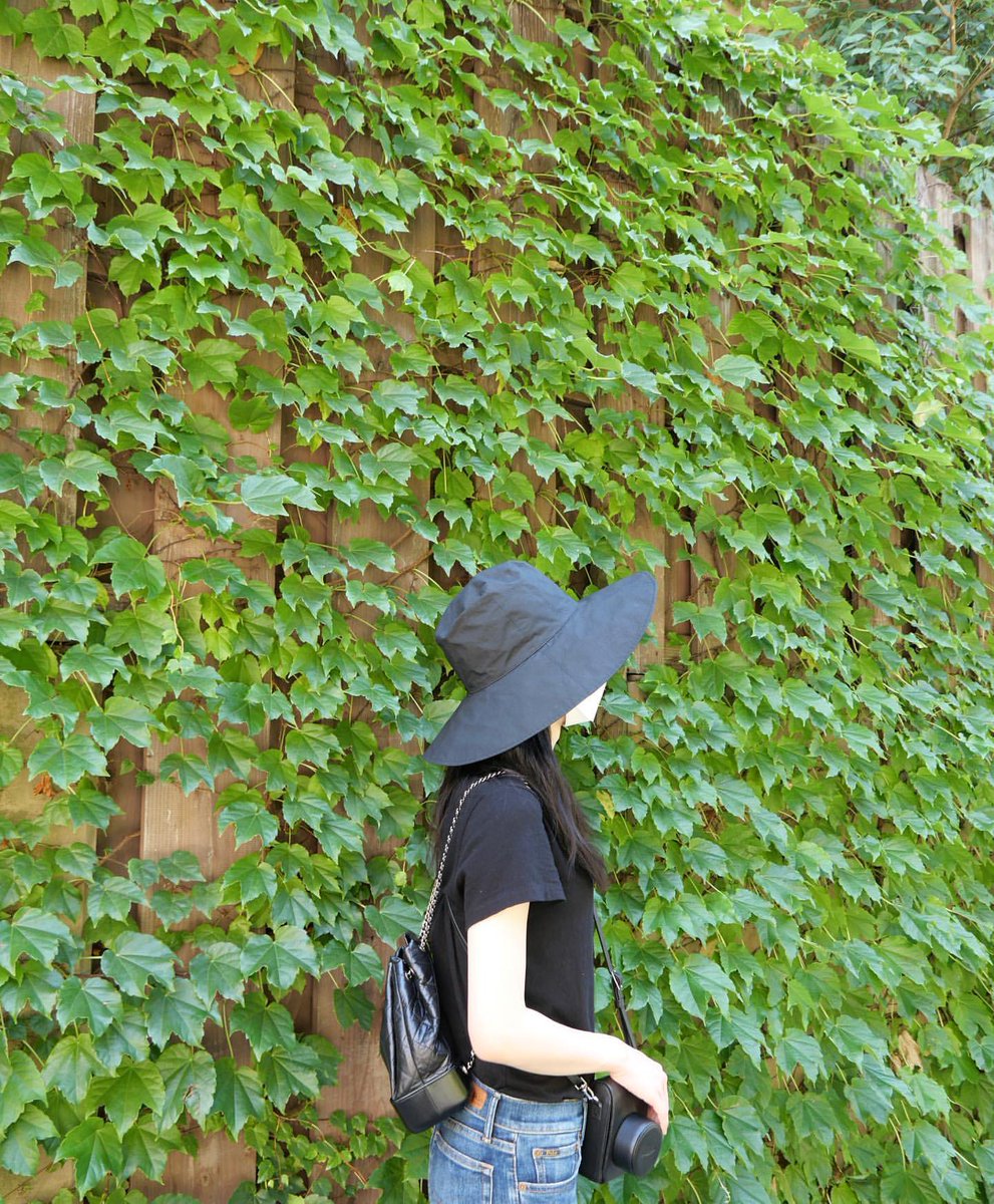 jiho_hamkke's tweet photo. The film camera that Jiho was carrying was either 1. her own, or 2. a gift from Mimi or Seunghee, after they went on the 210820 Netflix show.

They received 2 cameras there, and JH gave away both since she already had 1 at home. They then pledged to give JH another one. https://t.co/jsSvqcOYY4
