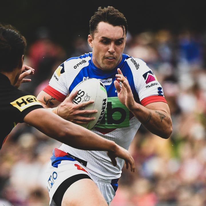 hullfcofficial's tweet photo. A big effort for our 2023 recruit over the weekend for @NRLKnights - top work, Tex! 🔥

📏 177 Metres
🏃 20 Carries
👊 5 Tackle Busts
💪 2 Line Breaks
🏉 1 Try

⚫️⚪️ #COYH | #JacuzziPerformance https://t.co/8kWKCoLjKA