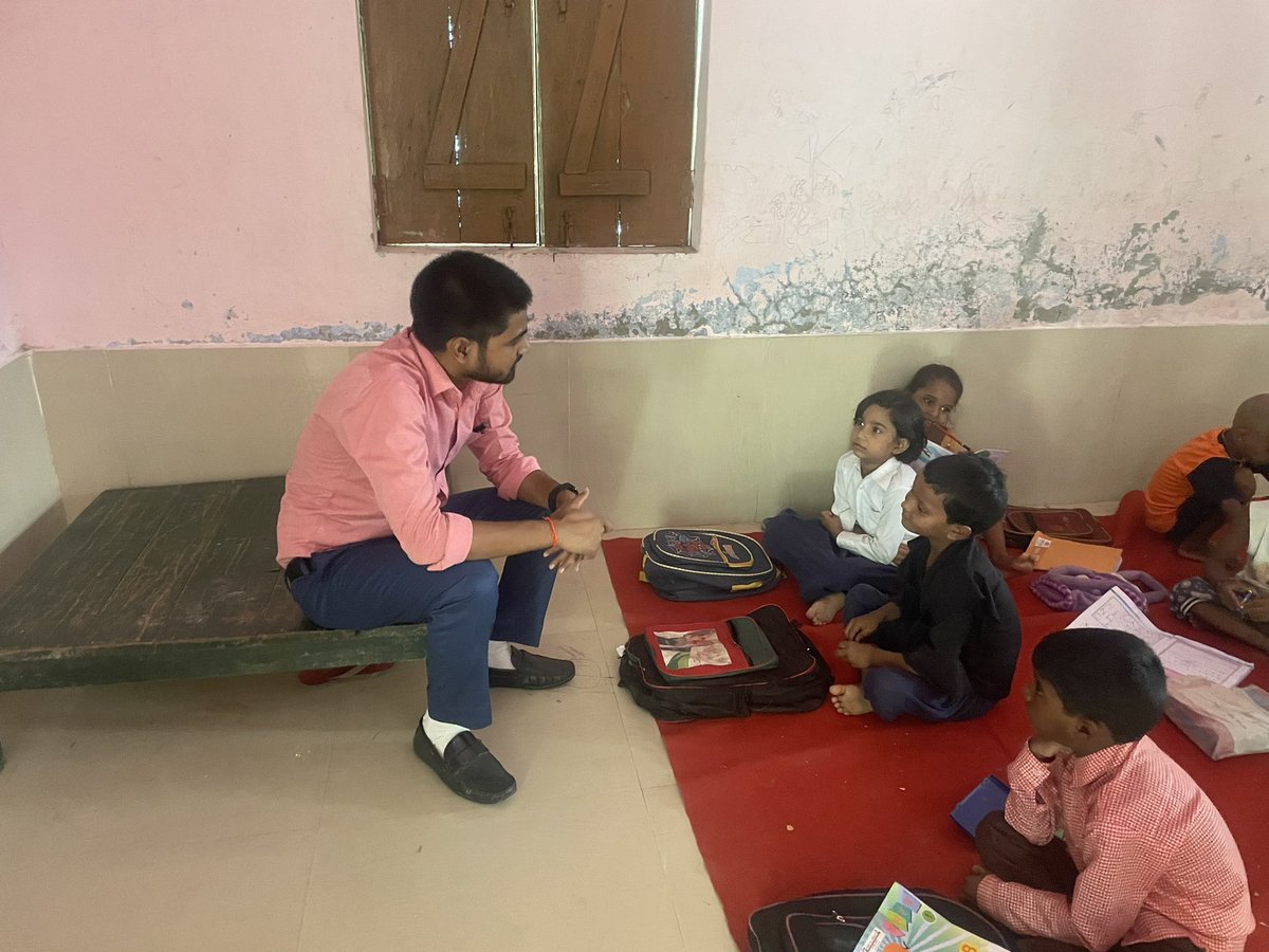 "अगर बच्चे सुरक्षित महसूस करते हैं तो वे जोख़िम उठा सकते हैं, सवाल पूछ सकते हैं, गलतियाँ कर सकते हैं, भरोसा करना सीख सकते हैं, अपनी भावनाओं को साझा कर सकते हैं और बढ़ सकते हैं"
#स्कूल_चले_हम
#सब_पढ़े_सब_बढ़े
#सबके_लिए_शिक्षा