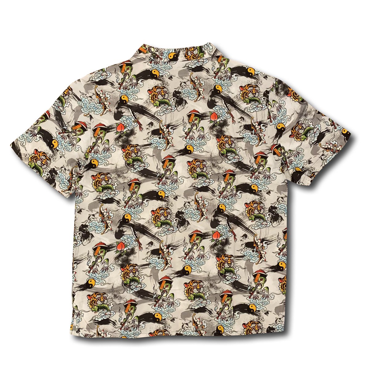 KonerGallery's tweet photo. New arrival.
ILLSYNAPSE氏によるアートワークがプリントされた総柄シャツ。
着用時の清涼感や通気性に優れたレーヨン素材を使用。
シャツの縮みや型崩れを防ぐ為、縫製前にワンウォッシュを掛け、前もって生地を縮ませてあります。

https://t.co/e0UL9G9c7p https://t.co/fpnIwHXzUs