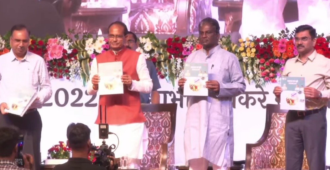 Public Health & Medical Education Department, MP (@healthminmp) on Twitter photo मुख्यमंत्री श्री <a href="/ChouhanShivraj/">Shivraj Singh Chouhan</a> ने कार्यक्रम में स्वास्थ्य विभाग की पुस्तिका "आवश्यक दवा सूची" एवं "मुस्कान गाइडलाइन" का विमोचन किया।
#MissionSampoornKayakalp #HealthCare #JansamparkMP मुख्यमंत्री श्री <a href="/ChouhanShivraj/">Shivraj Singh Chouhan</a> ने कार्यक्रम में स्वास्थ्य विभाग की पुस्तिका "आवश्यक दवा सूची" एवं "मुस्कान गाइडलाइन" का विमोचन किया।
#MissionSampoornKayakalp #HealthCare #JansamparkMP