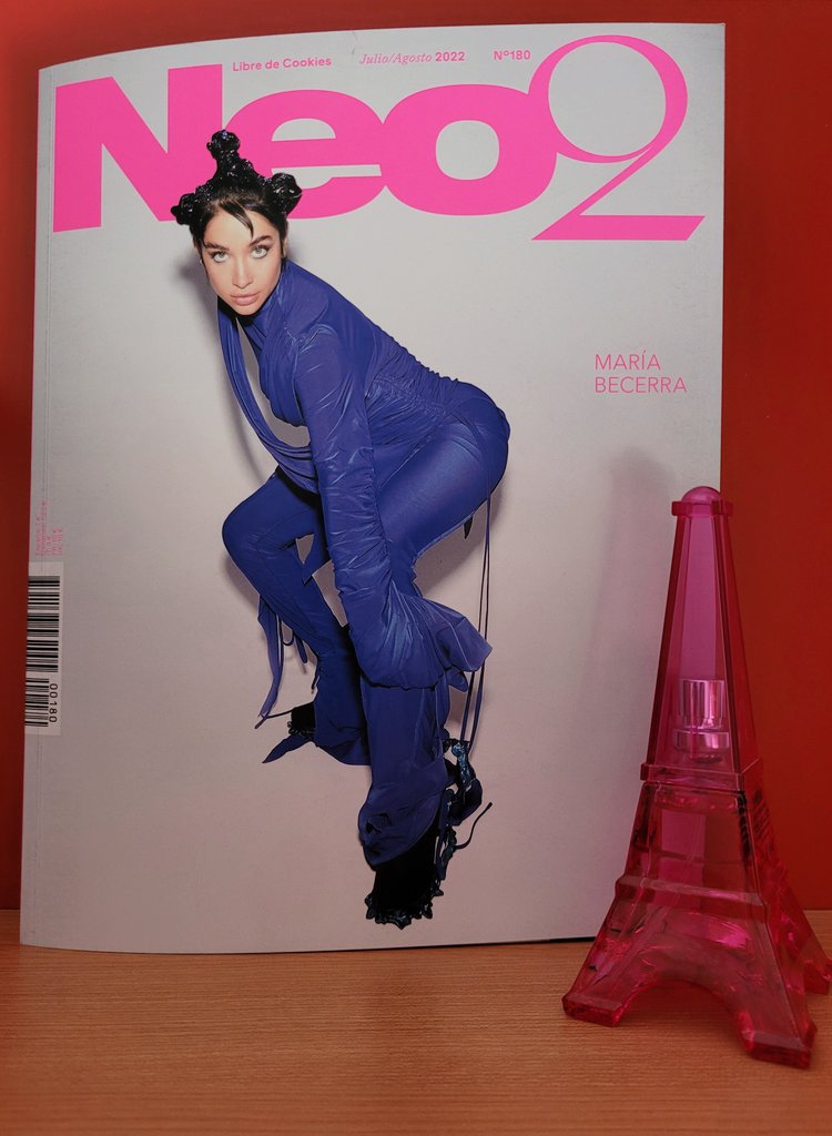 NavarroFuenteT's tweet photo. Tiene un lugarcito en mi estantería, es lo primero que veo al despertar y soy feliz 💫🇪🇦💜 #Neo2Magazine @MariaBecerra22 https://t.co/VmpkL125NY