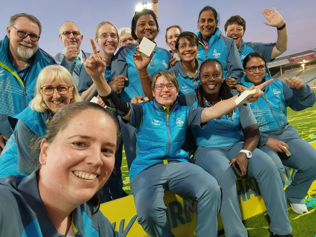 Wonderful experience on medal day with this group of absolute superstars 🌟🥇🥈🥉🏏 #CommonwealthGames2022 #Birmingham2022 #Edgbaston