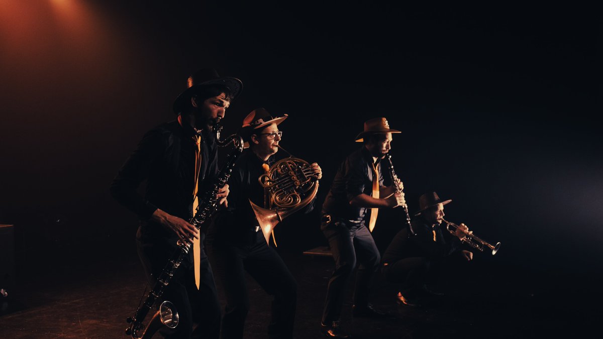 Nous avons le plaisir de fêter nos 11 ans ! 🎂🍾
Et pour l'occasion, c'est une belle résidence limousine de création qui se termine, pour préparer notre nouveau spectacle.
Beaucoup de nouveautés, de très belles musiques, de poésie, de magie et de rire !