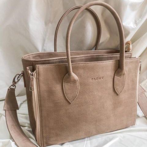nudihascart's tweet photo. Ladies, I present to you. A perfect handbag for office wear 👜 https://t.co/tiwZtIQIAr