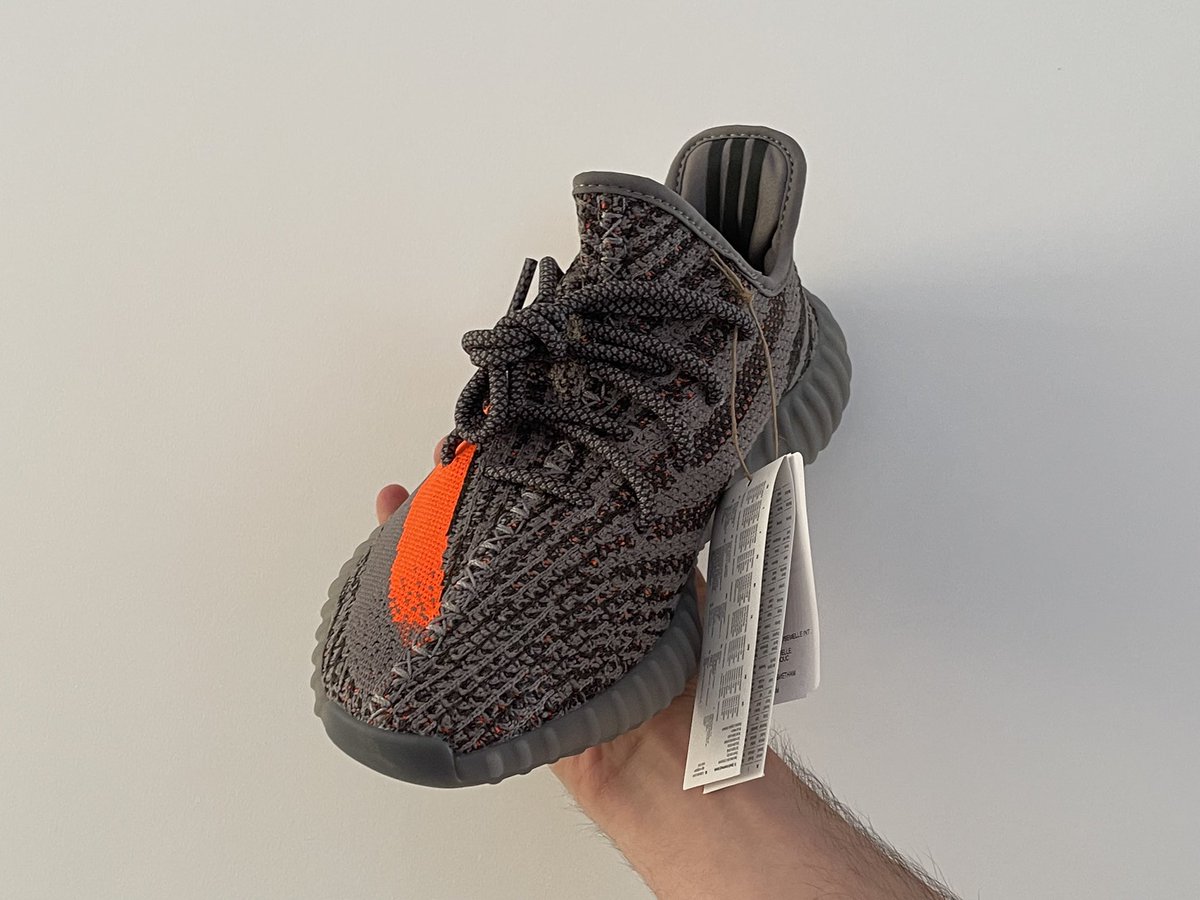 TylerA020's tweet photo. Selling Yeezy 350 V2 Beluga Reflective, size 8, message me if interested #yeezy #yeezy350 #Beluga #Yeezyday #adidas https://t.co/rDRcyDMZng