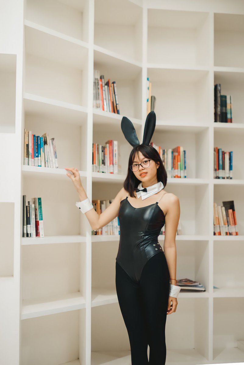 Vxilzie's tweet photo. free wallpaper!!🐰🖤🤍 https://t.co/x40DhxtyRh