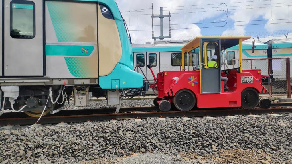 fpjindia's tweet photo. #Mumbai: The battery-operated rail-cum-road #Shunter has successfully formed the first 8-car #prototypetrain for the Colaba-Bandra-SEEPZ Metro Line-3

@MumbaiMetro3 

#Colaba #Bandra #Metro #MumbaiMetro #MumbaiMetro3 #MumbaiTrain #Metro3  #SouthMumbai #MumbaiNews #ViralPhotos https://t.co/EHXG3sUB59