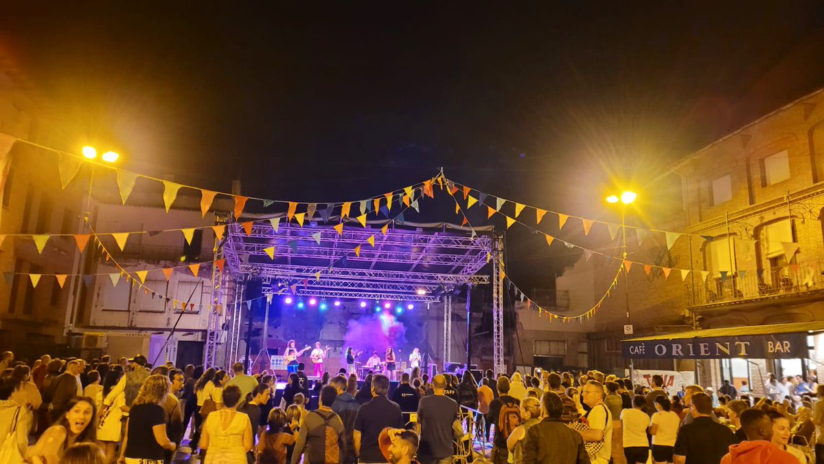 tietesqueques's tweet photo. Ahir vam tocar a la Festa Major de Tona!! Fins ben aviat!! 😎🎶
@tona_aj 

#plujadetarda #músicaendirecte #saltariballartotalanit https://t.co/b9SYeG0Uie