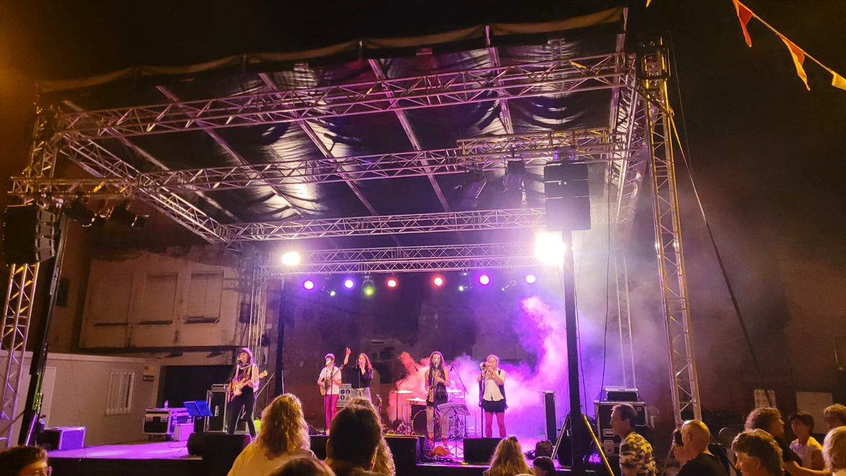 tietesqueques's tweet photo. Ahir vam tocar a la Festa Major de Tona!! Fins ben aviat!! 😎🎶
@tona_aj 

#plujadetarda #músicaendirecte #saltariballartotalanit https://t.co/b9SYeG0Uie