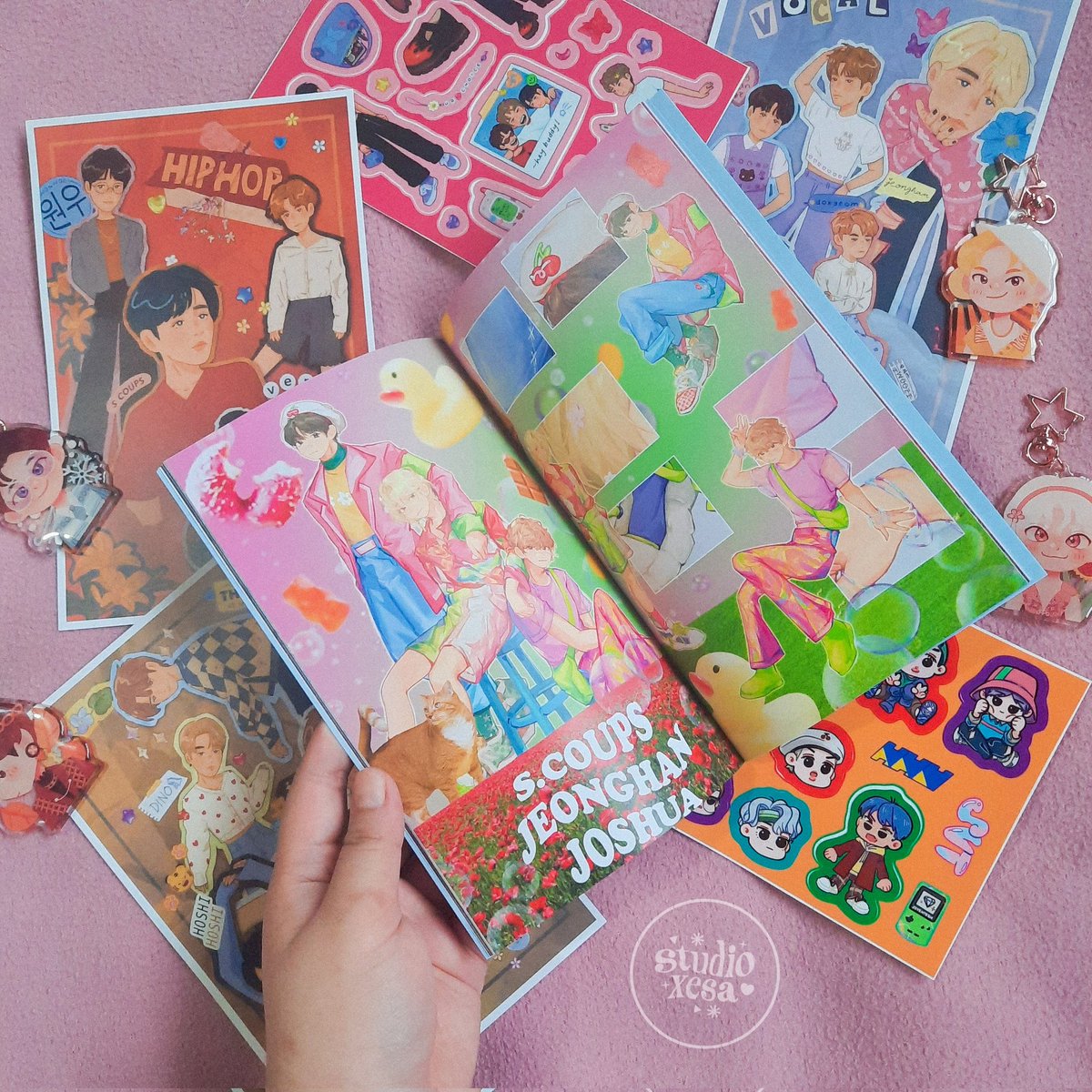 studio_xesa's tweet photo. 🍭 °.* 🐥 MY FIRST ZINE CONTRIBUTION!! 🍫 *.° 🐈

had the honor of decorating a spread for my partner Chloe's beautiful art! the 95z look absolutely dashing in #kitschfashion! (ฅ^ᗜ^ฅ)

thank you to @svtfashionzine for this memorable opportunity! 🫶🏼°.✧ https://t.co/BQYOAz3OTy