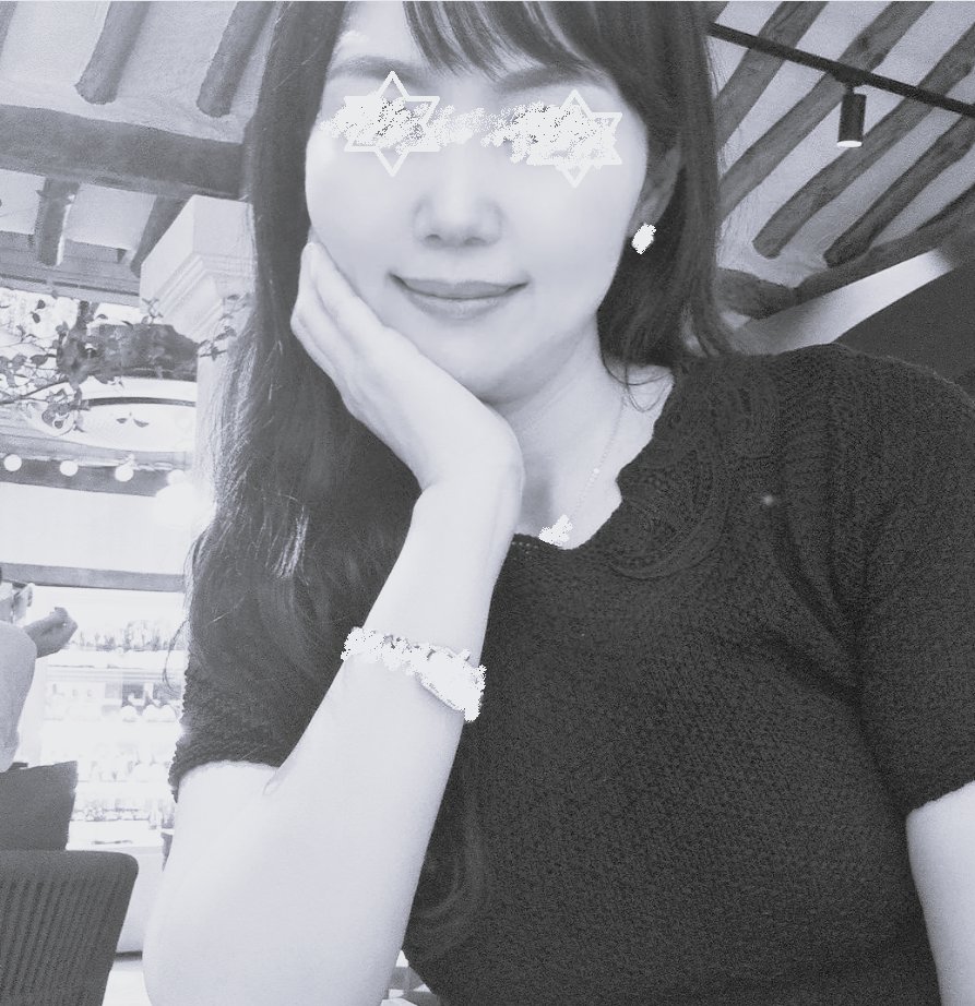 이 이야기를 하는게 맞나 모르겠으나..

이 아이는 이전에 올렸던 근친 중인 동갑내기 사촌의 대기업 다니는 돌싱 여동생. 
물론 이 아이도... 결국... 내가 접수한.
자매 둘이 서로 나와의 관계를 아는지 모르는지..(모르는 걸로 보이긴 하지만)
어릴 때 이 집 큰딸과도 썸씽이 있었으니..어쩔.