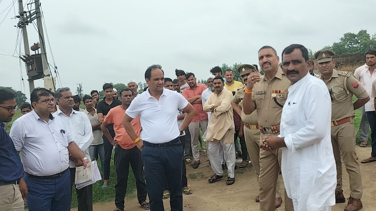 tehsilkhatauli's tweet photo. तहसील खतौली के ग्राम पंचायत पुरबालियान में कब्रिस्तान नं० 840 एवं 841 के विवाद को उप जिलाधिकारी खतौली श्री जीत सिंह राय के द्वारा राजस्व एवं चकबन्दी टीम के साथ मौके पर जाकर निस्तारण कराया गया। @ChiefSecyUP @InfoDeptUP @homeupgov https://t.co/rmqUZkOsdO