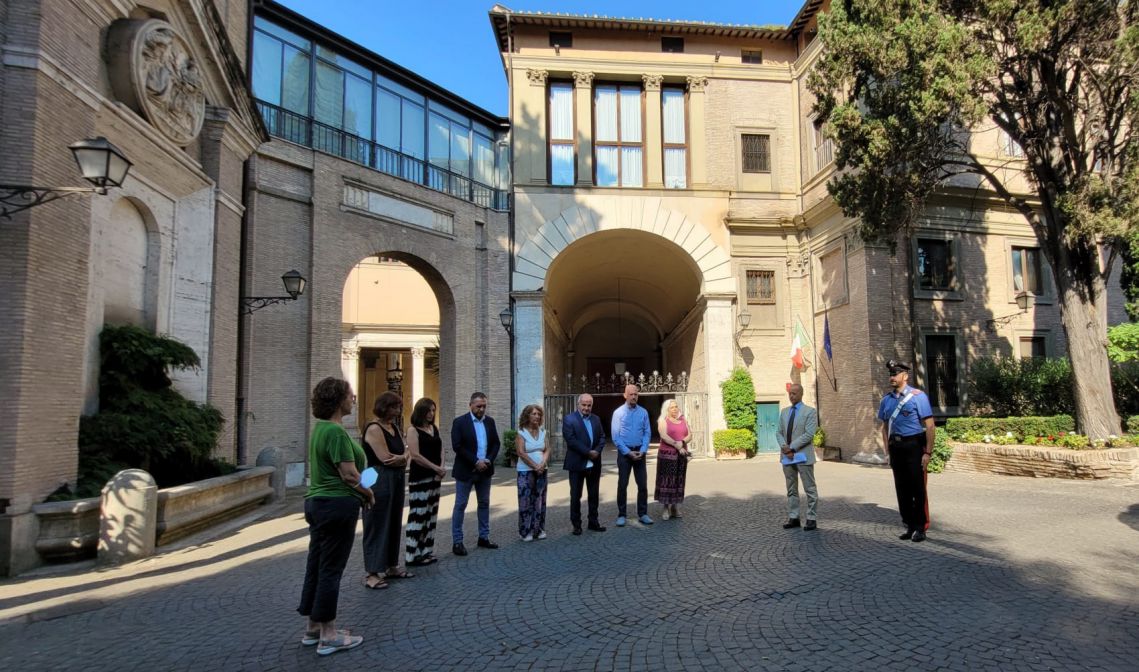 ItalytoHolySee's tweet photo. Un minuto di silenzio a #ItalytoHolySee per la commemorazione del 66°anniversario del disastro di #Marcinelle, Giornata nazionale del sacrificio del lavoro italiano nel mondo 🇮🇹 #8agosto
ℹ️ Leggi il Messaggio del Ministro Di Maio: https://t.co/IomGH9VmK1 https://t.co/wOIVBCMSYO
