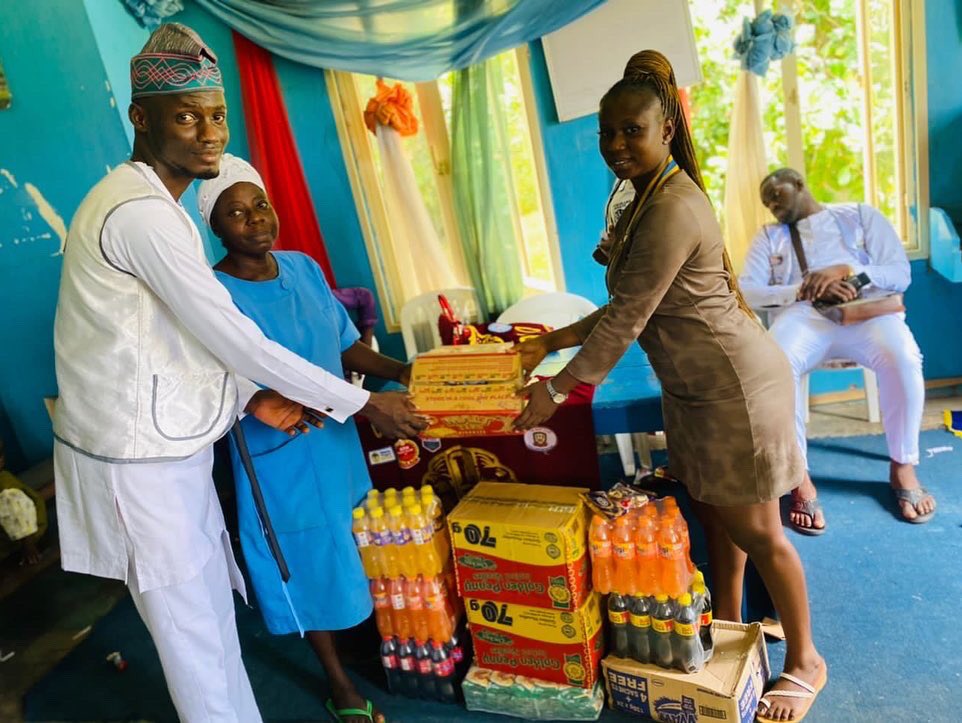 region4_404b2's tweet photo. REGION IV PROJECT 

Yesterday at the kersey motherless home, Ogbomosho donating some consumables items to the orphans, Follows immediately is the DISTRICT PRESIDENT &amp; CORE OFFICERS VISITATION TO REGION IV,
And a Short region meeting.

#Myregion #Mypride @lionsclubs @District404B2 https://t.co/wHWE2dbbYy