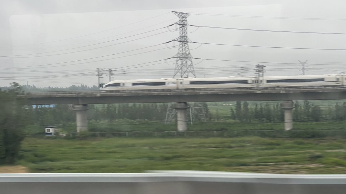 DavidFengTrains's tweet photo. that looks like a train #TeamVelaro https://t.co/Iv7n8ZjRM9