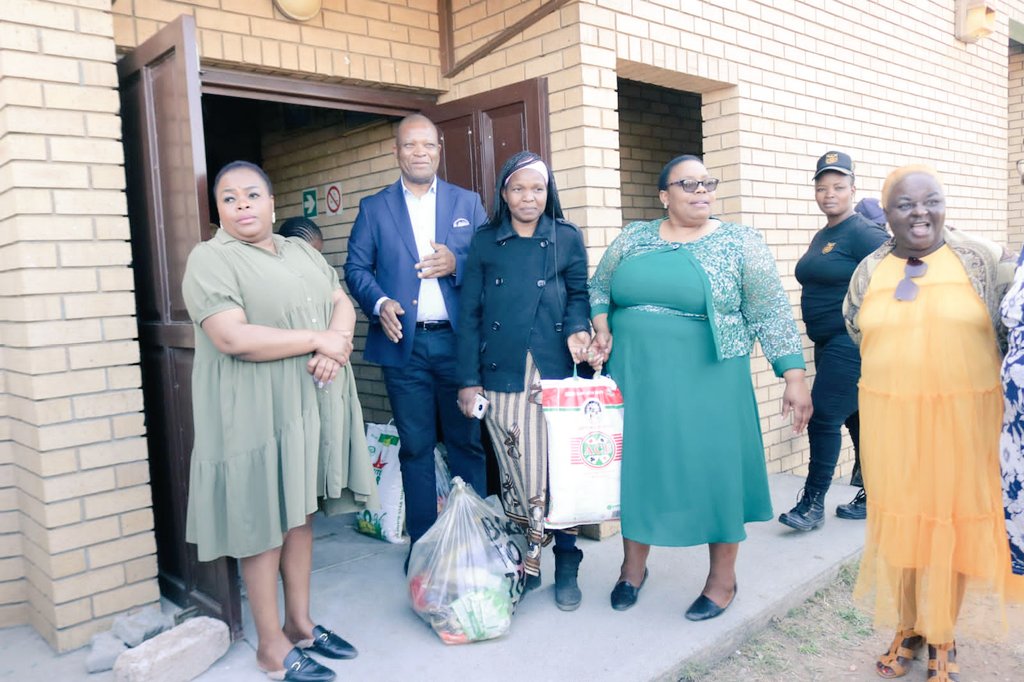 DpmeOfficial's tweet photo. Deputy Minister in the Presidency @ThembiSiweya joined by Dr Dickson Masemola the MEC for Social development & Mayor of Ba-Phalaborwa Municipality Cllr Merriam Malatjie at the Lulekani Community Hall in Phalaborwa #WomensMonth2022
#Foodparceldrive @GovernmentZA @PresidencyZA https://t.co/4vlRJPjkCs