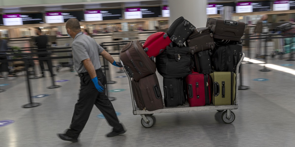 AngelRemy55's tweet photo. Australian airline asks senior executives to volunteer as baggage handlers to fight labor shortage https://t.co/FL9Ai1geCe https://t.co/NUEjTcZG1K