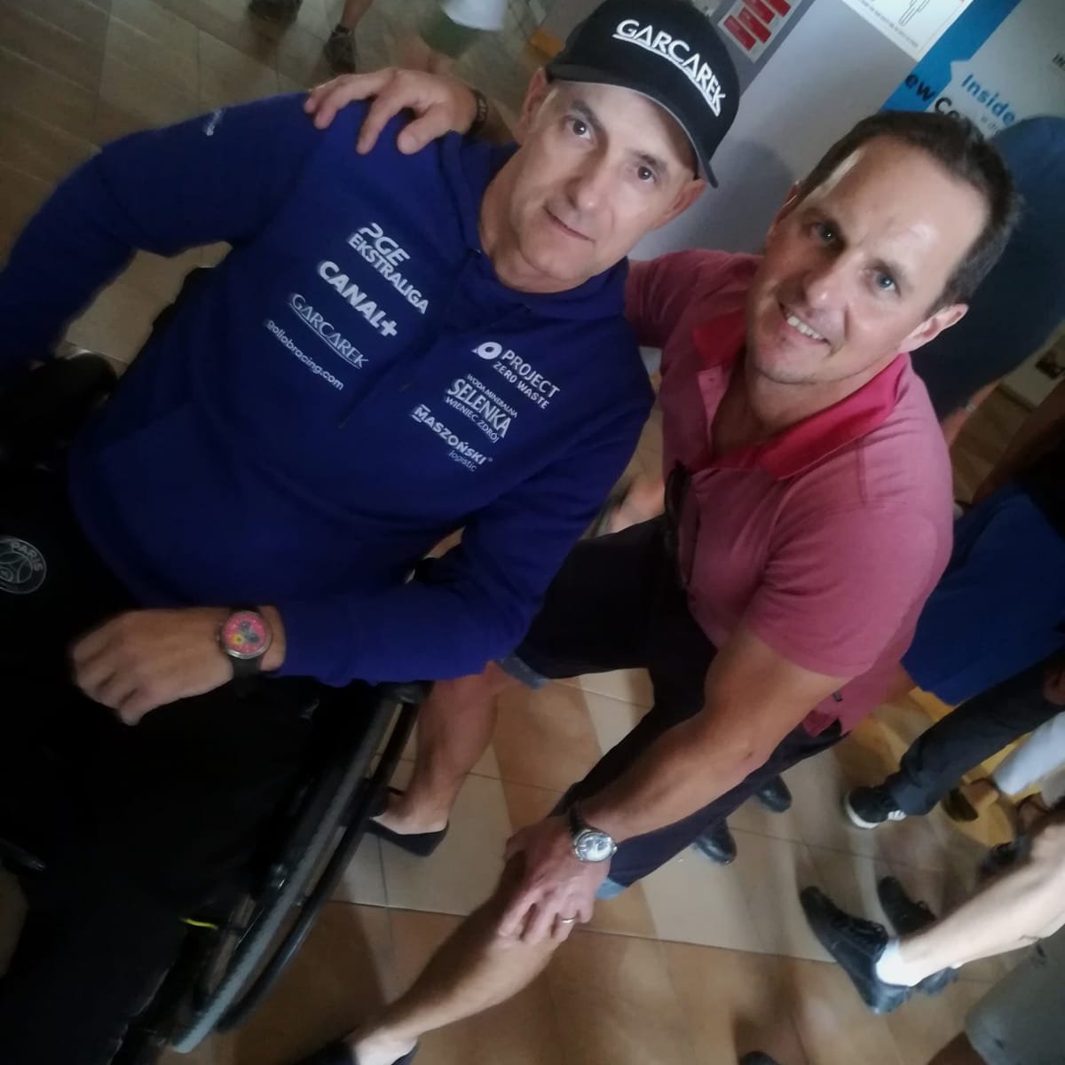 p1920_pl's tweet photo. Legenda @PoloniaBDG Tomasz Gollob oraz Ryan Sullivan. Australijczyk był obecny na wczorajszym meczu Apatora.

Sullivan startował w naszych barwach w 1999 roku. Wystąpił w 13 meczach, uzyskując wysoką średnią 2,379.

fot. Gollob Racing

#żużel #tomaszgollob #ryansullivan #speedway https://t.co/1qEFfn8xrW