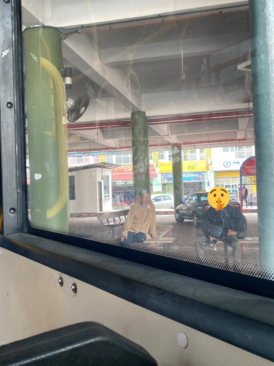 lailam4jnun's tweet photo. Aku dah nak masuk 23 tahun pun ayah masih tunggu sampai bas gerak baru dia balik sambung kerja. 

Betullah, dimata seorang ayah, anak daranya masih lagi sorang anak kecil ❤️ https://t.co/NADbjT6rJM