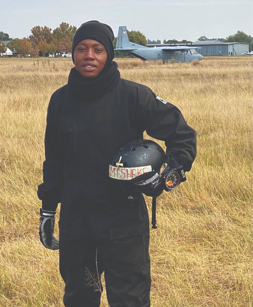 VukuzenzeleNews's tweet photo. Nomonde Nomtsheke (28) makes history as the first woman to qualify as a paratrooper in the South African Engineer Corps, a division of the South African National Defence Force (SANDF).
https://t.co/LJ4gZh1ku3

#Vukuzenzele
#VukNews
#SANDF https://t.co/cgFpRAGG96