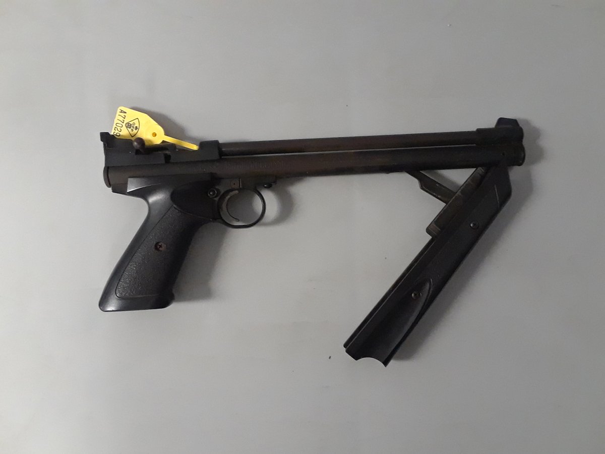 OPP_ER's tweet image. A road rage incident on #Hwy7 lead to the #LanarkOPP locating the vehicle and seizing this pellet gun. A 26yr old faces firearms charges and their PAL has been seized. Pellet/imitation guns are treated as firearms when used in an offence. Leave them at home! @OPP_COMM_ER ^jt