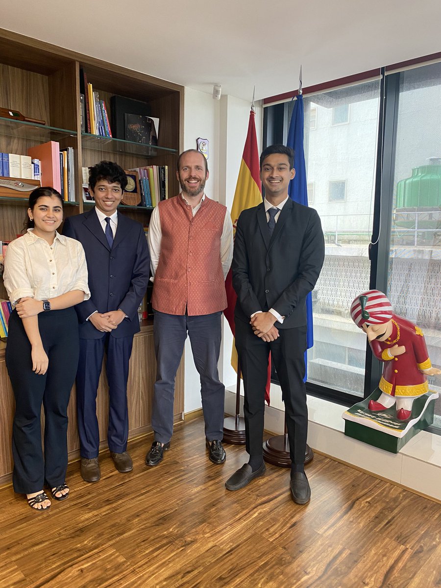 Impressive Indian youth!

Thank you <a href="/chaitanyavotes/">Chaitanya Prabhu चैतन्य प्रभु</a>  <a href="/radhikap1314/">Radhika Purohit</a> and @sawantyash_26 from St. Xavier's College, Mumbai for such an interesting conversation and for teaching us new things about our bilateral relations 🇪🇸🇮🇳