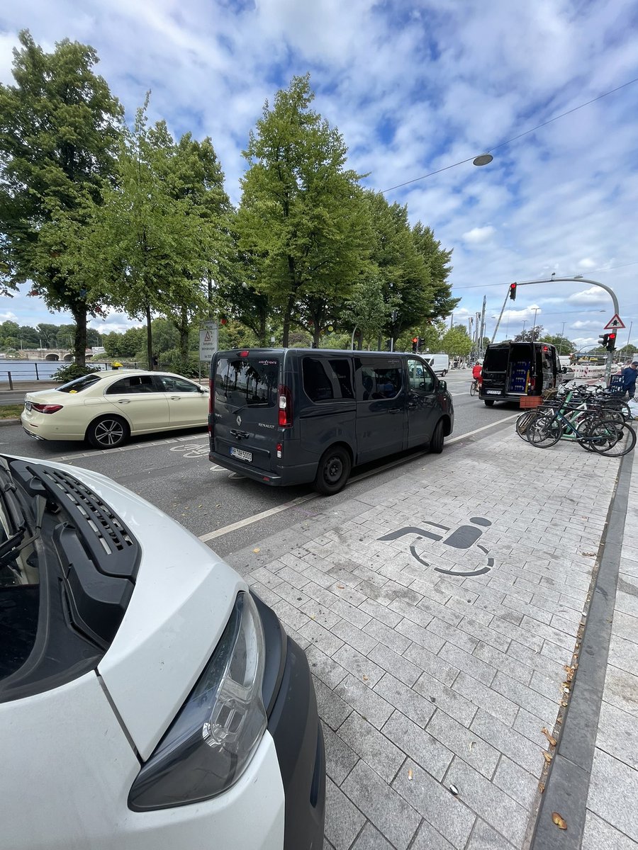 Am Ballindamm 7 behindert einer seit einer halben Stunde sowohl die Zufahrt zum Behindertenparkplatz, als auch den Radweg. Möchte sich mal jemand erbarmen, <a href="/PolizeiHamburg/">Polizei Hamburg</a> ?!