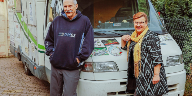 Una pareja de jubilados da la vuelta al mundo en #autocaravana. 
¡No cuentan los años!...  es.aleteia.org/2022/08/07/una…